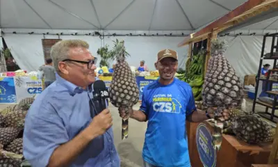 Agricultor leva abacaxi gigante de 9 quilos para o Festival da Farinha