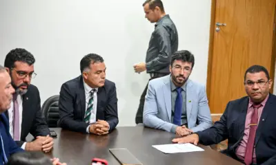 Vereadores de oposição cobram votação para afastamento de Clendes