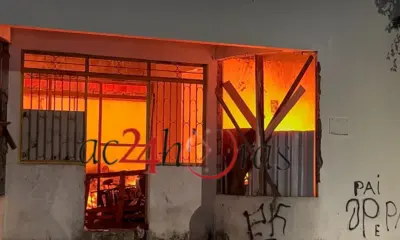 Incêndio em prédio abandonado mobiliza Corpo de Bombeiros no bairro Bosque