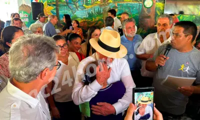 Ao lado de Jorge Viana, Lula conversa e abraça moradores da Casa Souza Araújo