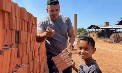 Empresa doa tijolos para construção de casa de menino que vive em barraco