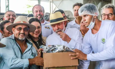 Na Cooperacre, presidente Lula come castanha e abraça apoiadores