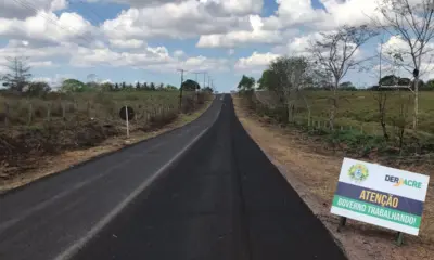 Deracre aplica microrrevestimento em 16 km da AC-475, entre Plácido de Castro e Acrelândia