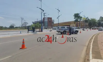 Mulher perde controle de moto, colide em poste de iluminação e morre na Via Chico Mendes