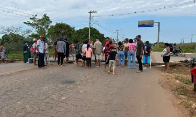 Moradores do Ramal do Pica-Pau protestam por melhorias