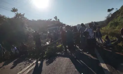 Moradores de ramais fecham a BR-364 em Cruzeiro do Sul