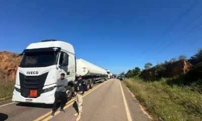 Bloqueio na BR-364 gera filas de carros, ônibus e caminhões no Juruá
