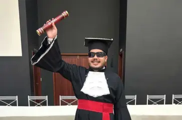 Com deficiência visual, jovem realiza sonho e se forma em Direito na UFAC