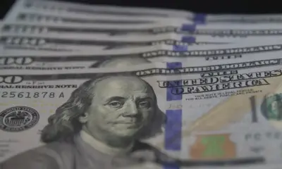 Dólar fica estável após prisão domiciliar de Bolsonaro e ata do Copom