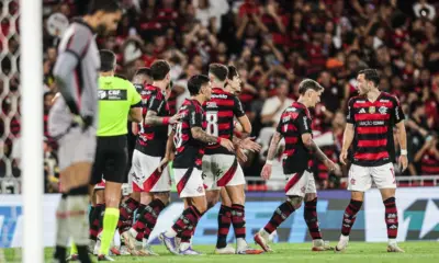 Flamengo amassa Vitória com goleada por 8 a 0 e segue líder do Brasileirão