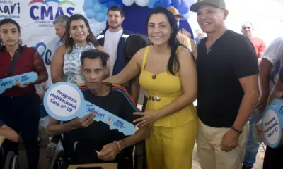 Senador Guiomard entrega 31 casas populares a famílias de baixa renda