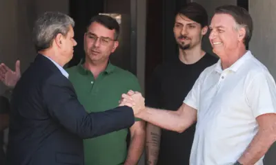 Após visitar Bolsonaro, Tarcísio diz que disputará reeleição e que redução de penas não é suficiente
