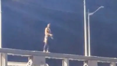 Homem sobe em ponte para fumar e dançar em vigas metálicas, em Rio Branco