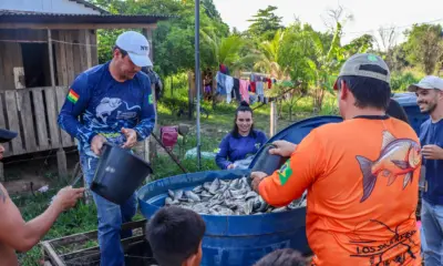 Carlinhos do Pelado entrega mais de 2 toneladas de peixe a famílias em Brasiléia