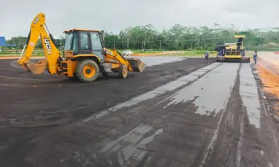 Pátio da rodoviária recebe asfaltamento em Cruzeiro do Sul