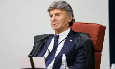Fux inicia voto e diz que “não compete ao STF realizar juízo político”