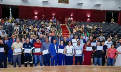 Câmara de Cruzeiro do Sul concede título de cidadania Cruzeirense a 19 pessoas no Teatro dos Nauas