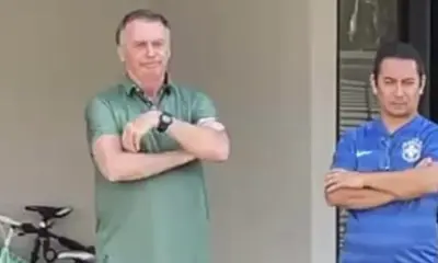 Bolsonaro aparece na porta de casa em Brasília em dia decisivo de julgamento