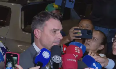 Jair Bolsonaro chegou a parar de respirar, diz Flávio