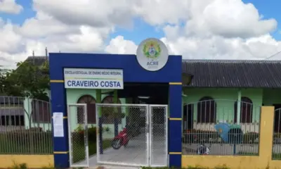 Estudantes são flagrados fumando maconha em escola e acabam na delegacia