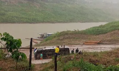 Caminhonete tomba na Praia do Amarilho, em Sena Madureira