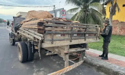 Caminhão com madeira ilegal é apreendido em Cruzeiro do Sul