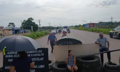 Moradores do Ramal do Brás interditam a BR-364 após promessa não cumprida