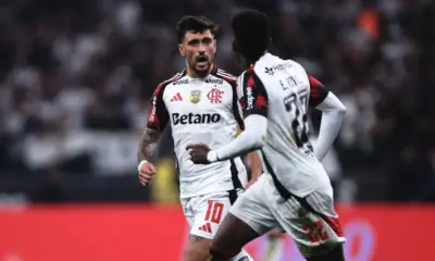 Yuri Alberto perde pênalti, Flamengo marca no fim e vence Corinthians