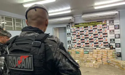 Traficantes abandonam 800 kg de maconha ao fugir da polícia em Manaus