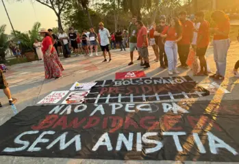 Manifestantes criticam deputados acreanos favoráveis à PEC da Blindagem