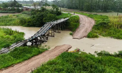 Após rompimento de acesso à ponte em Feijó, prefeitura oferece embarcação a moradores