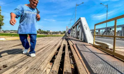 Tábuas quebradas na cabeceira da Ponte Metálica colocam pedestres em risco