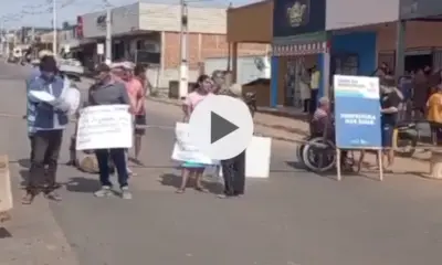 Comunidade faz manifestação para exigir instalação de galerias contra alagações