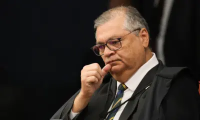 Com Eduardo nos EUA, Dino diz que mandato parlamentar exige presença física