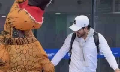 Influenciadora Rogeria Rocha busca marido no aeroporto vestida de dinossauro