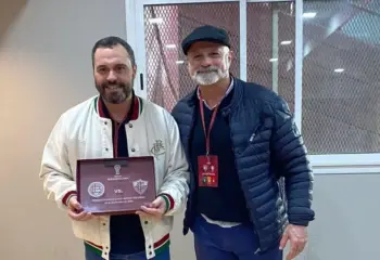 Gafe: Lanús entrega placa comemorativa com escudo de time do Acre ao Fluminense