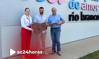 Violão autografado por Gusttavo Lima será leiloado em prol do Hospital de Amor