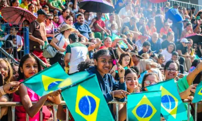Público prestigia desfile cívico-militar em frente ao Palácio Rio Branco