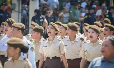 Estudantes de colégios militares desfilam em homenagem à Independência