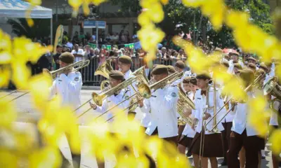 Alunos da Banda Mirim da Polícia Militar desfilam em Rio Branco
