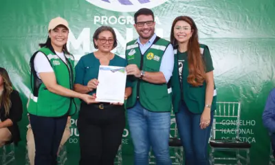 Gladson e Mailza entregam quase 400 títulos e Iteracre faz história em Plácido de Castro