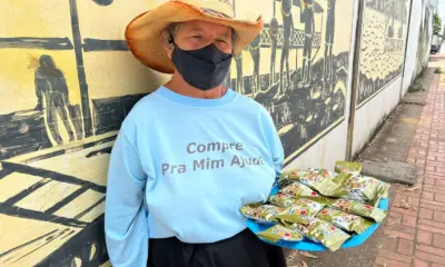 Idosa vende amendoim para realizar sonho de voltar à terra natal