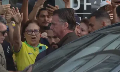 Bolsonaro deixa condomínio pela primeira vez após condenação