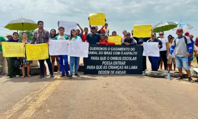 Moradores do Ramal do Braz fecham BR-364 em protesto por melhorias