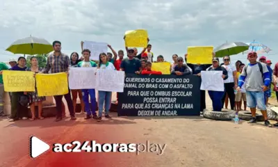 Moradores fecham BR-364 cobrando melhorias no ramal do Brás