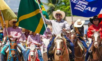 Cavalgada reúne centenas de participantes e marca a programação da ExpoFronteira 2025 em Assis Brasil