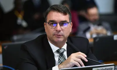 Bolsonaro “não está com saúde” e “segue firme, mas indignado”, diz Flávio