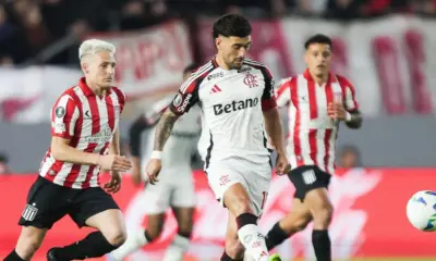 Rossi se redime, Flamengo bate Estudiantes e vai à semi da Libertadores
