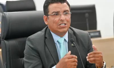 Vereador justifica atraso em sessão por exame de próstata e é aplaudido