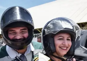 Gladson Cameli pega mototáxi com a namorada em Tarauacá